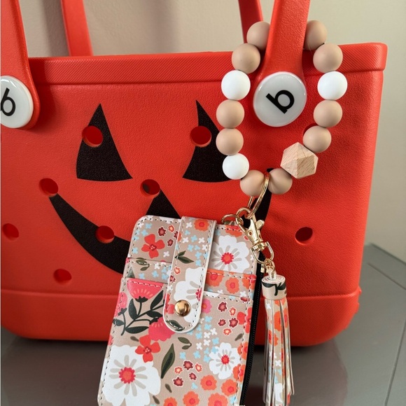 NWT Boho Silicone Wristlet Wallet Keychain Combo Green Floral OS - Picture 4 of 4